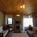 Denize Sifir Restore Edilmis Ahsap Tavan Tas Villa