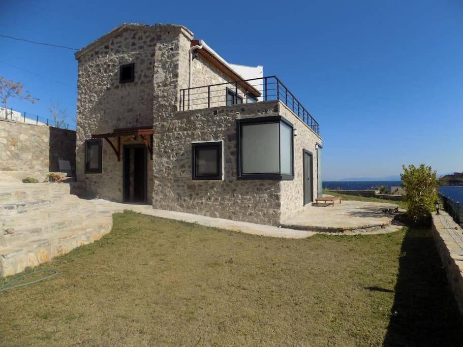 Denize Sifir Restore Edilmis Ahsap Tavan Tas Villa *